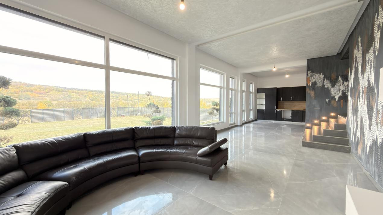Casa individuala cu piscina interioara
