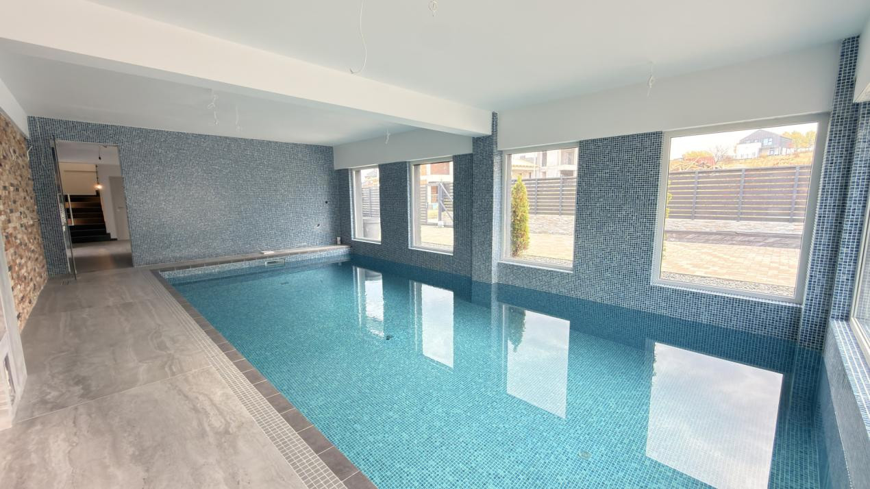 Casa individuala cu piscina interioara