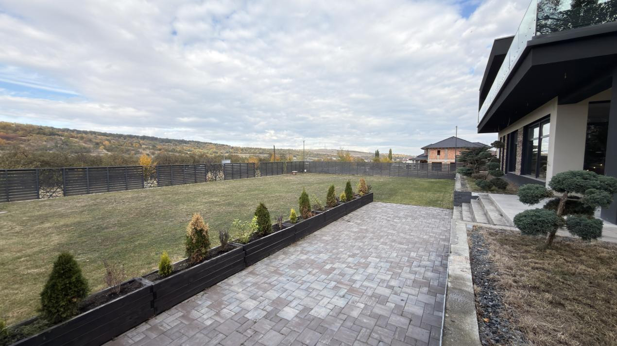 Casa individuala cu piscina interioara