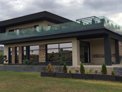 Casă individuală cu piscină interioară