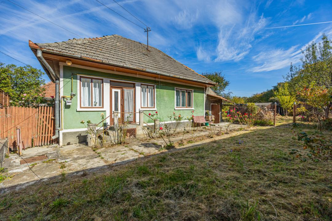 Vânzare casă cu 2 camere, teren 440 mp - strada Cerbului, Săcele