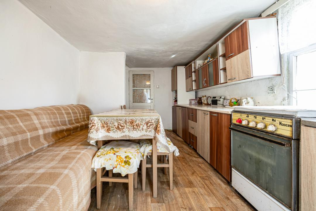 Vânzare casă cu 2 camere, teren 440 mp - strada Cerbului, Săcele