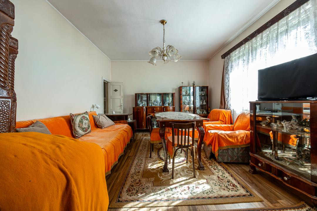 Vânzare casă cu 2 camere, teren 440 mp - strada Cerbului, Săcele