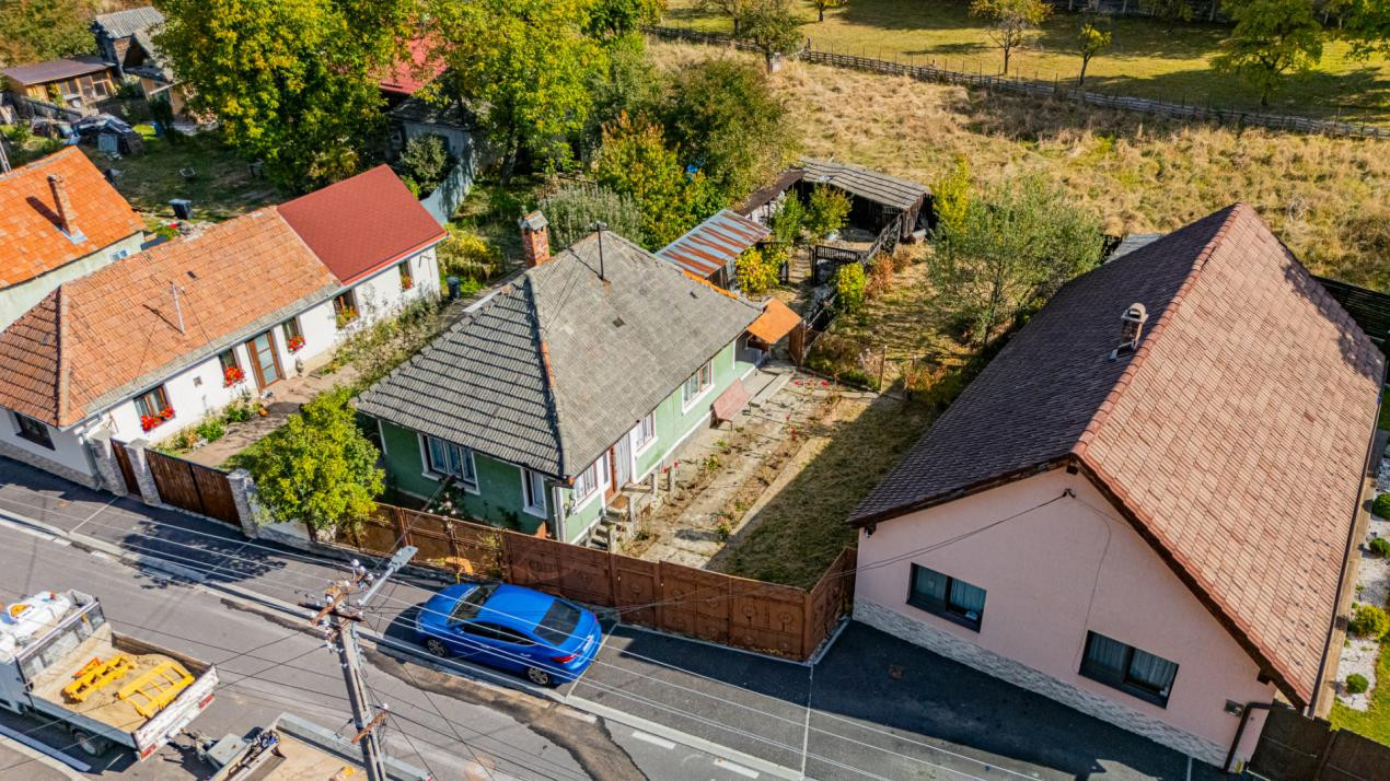 Vânzare casă cu 2 camere, teren 440 mp - strada Cerbului, Săcele