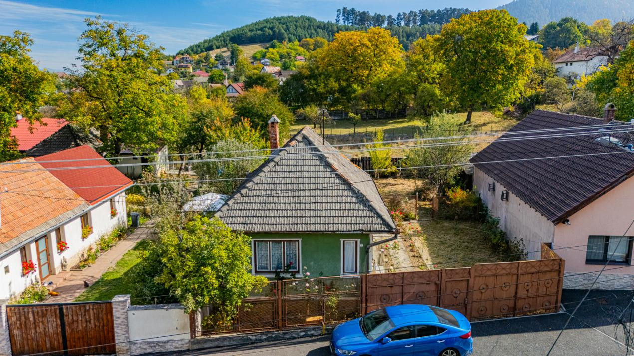 Vânzare casă cu 2 camere, teren 440 mp - strada Cerbului, Săcele