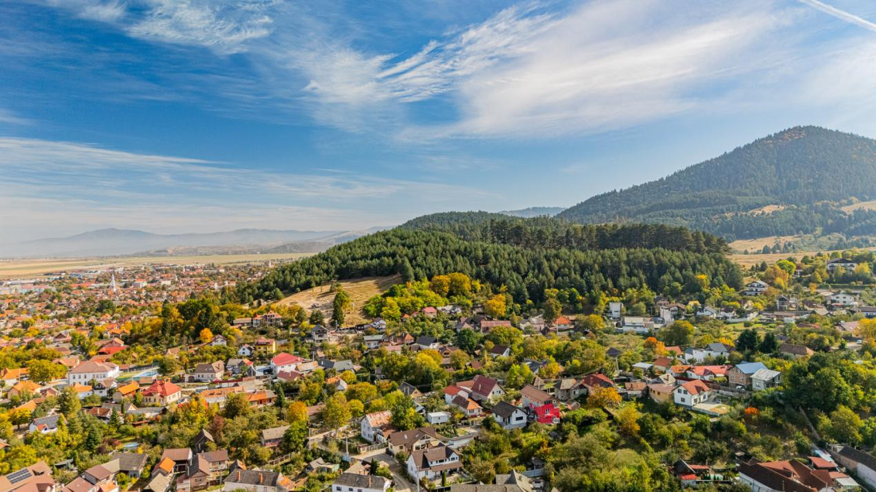 Vânzare casă cu 2 camere, teren 440 mp - strada Cerbului, Săcele