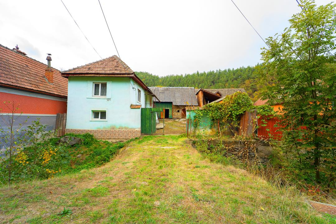 Casă de renovat în Tălmăcel – investiție