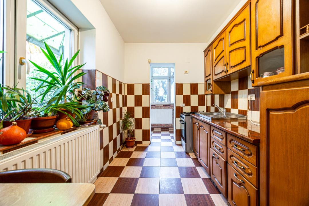 Casă cu teren de 500 mp, zona Noua