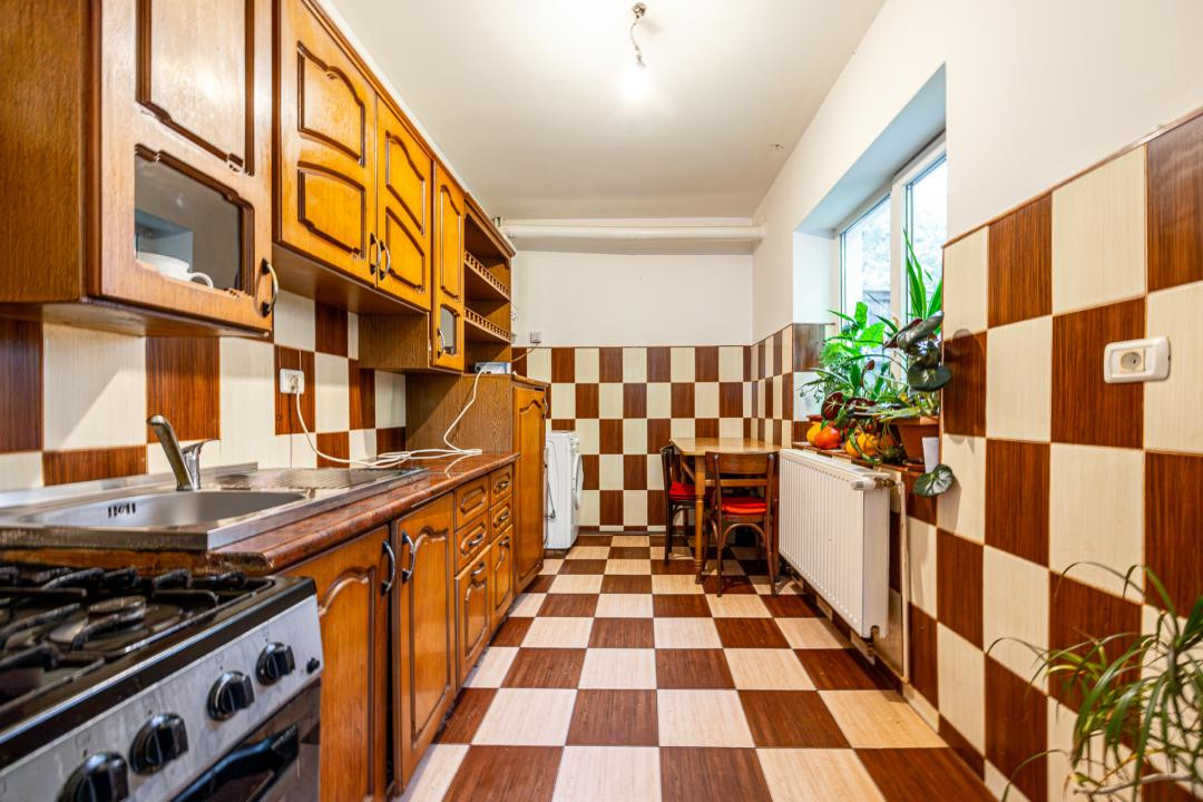 Casă cu teren de 500 mp, zona Noua