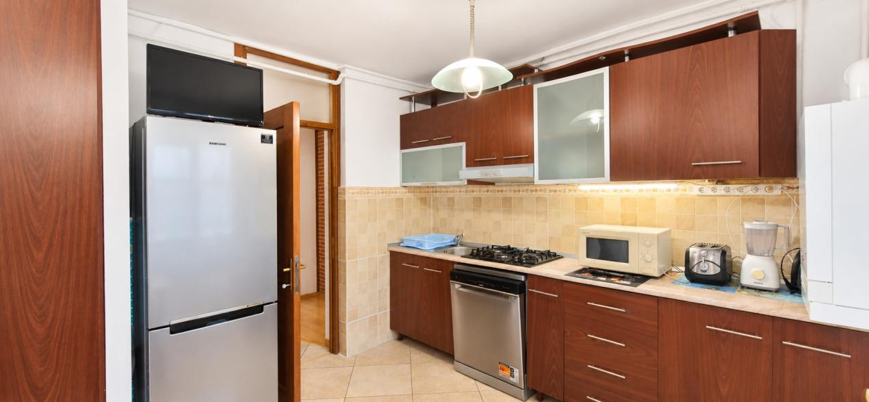 Închiriere apartament cu 3 camere, mobilat și utilat, zona Vlahuță