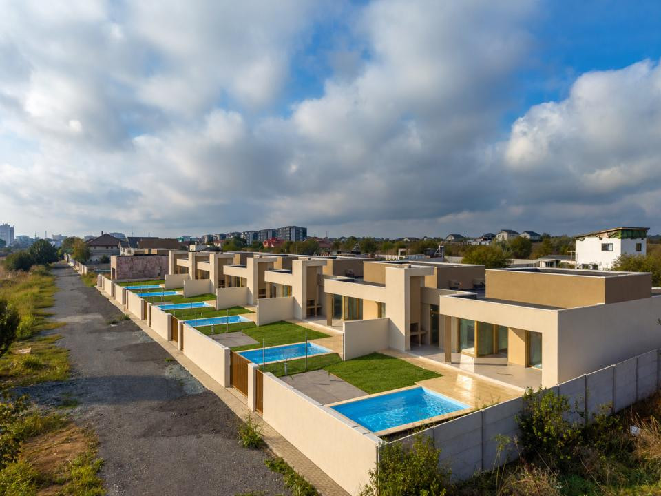 CASA TA LA MARE: PE PARTER, CU PISCINĂ PRIVATĂ!