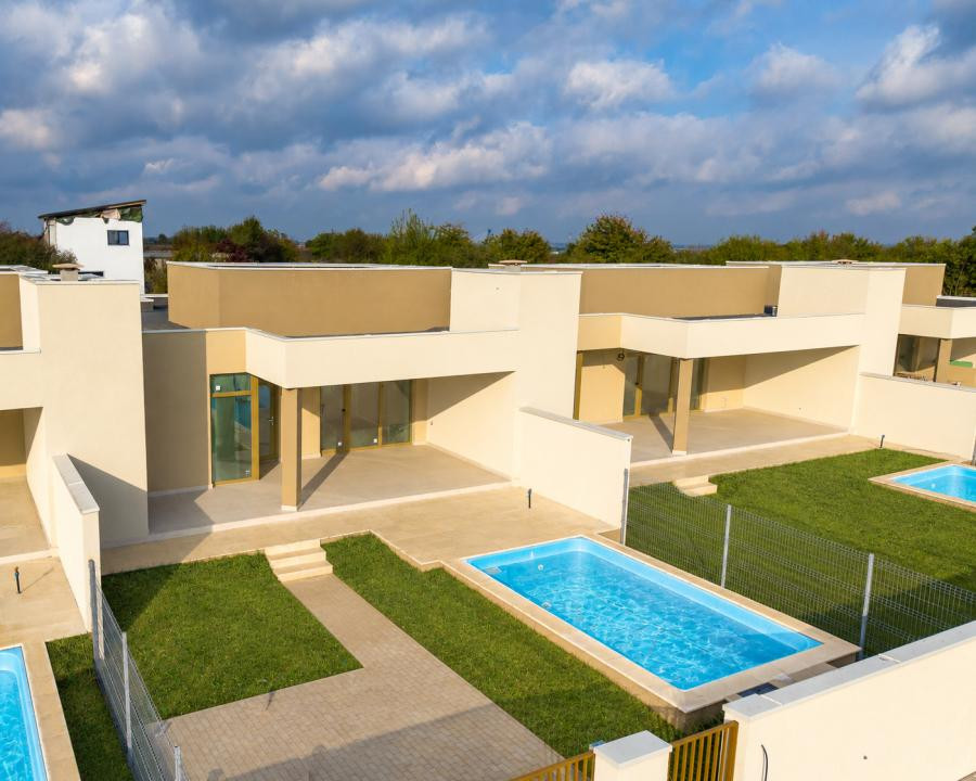 CASA TA LA MARE: PE PARTER, CU PISCINĂ PRIVATĂ!