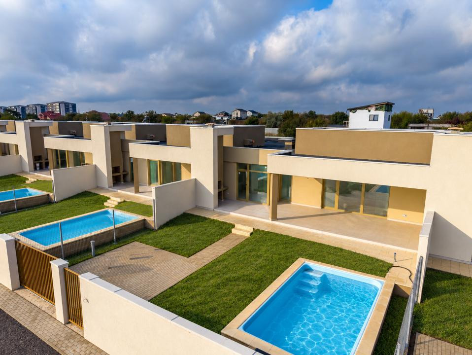 CASA TA LA MARE: PE PARTER, CU PISCINĂ PRIVATĂ!