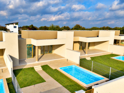 CASA TA LA MARE: PE PARTER, CU PISCINĂ PRIVATĂ!