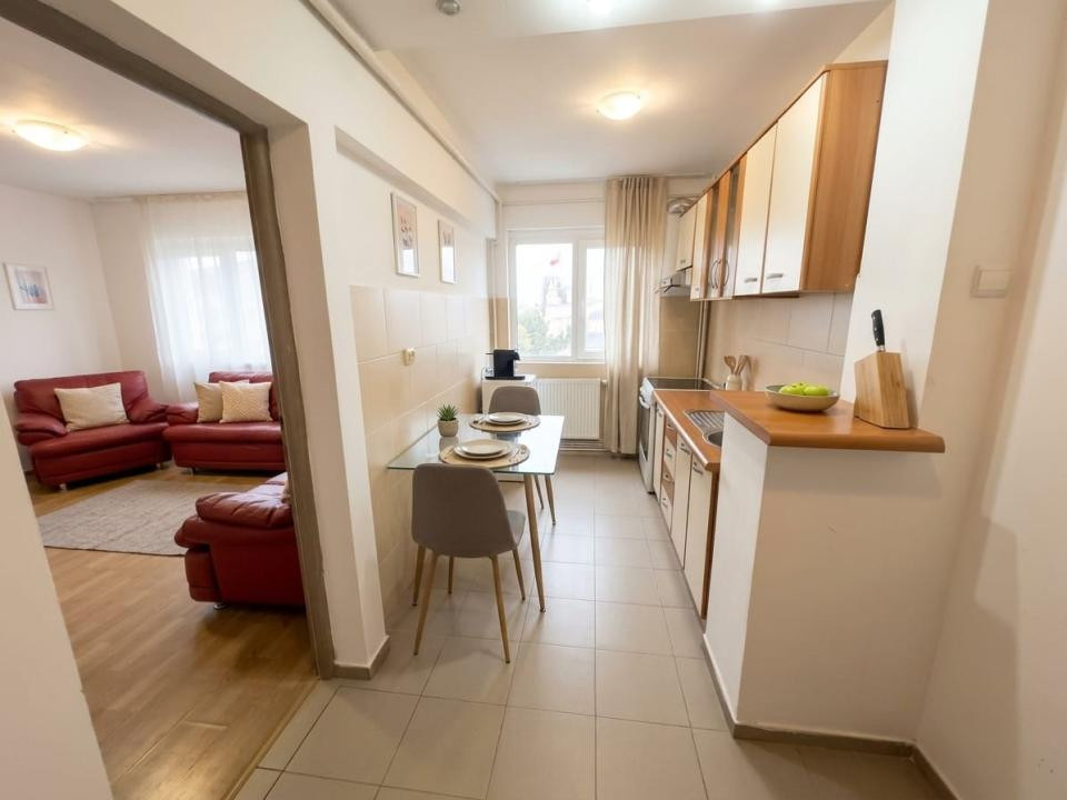Apartament cu 3 camere langa Palas, intermediar, fara risc, semidecomandat!