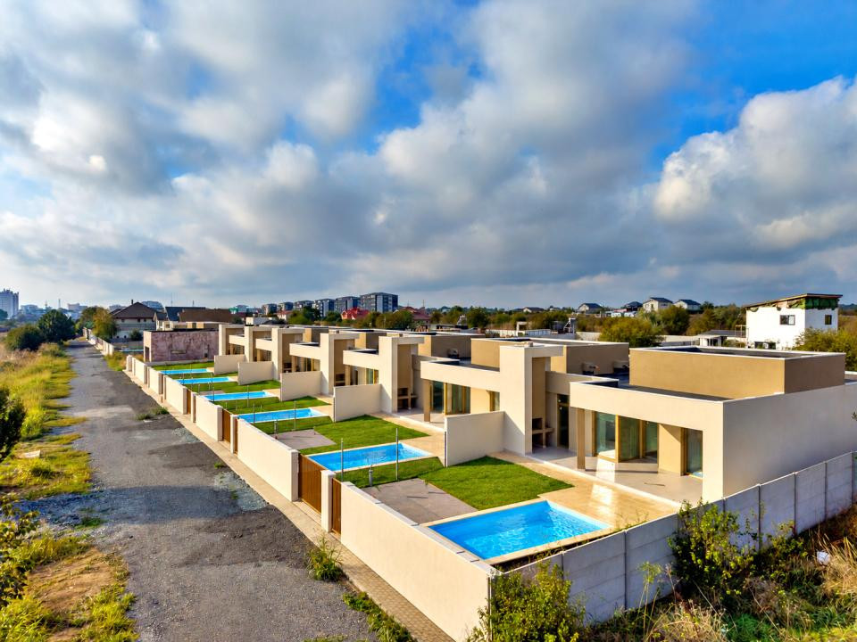 CASA TA LA MARE: PE PARTER, CU PISCINĂ PRIVATĂ!