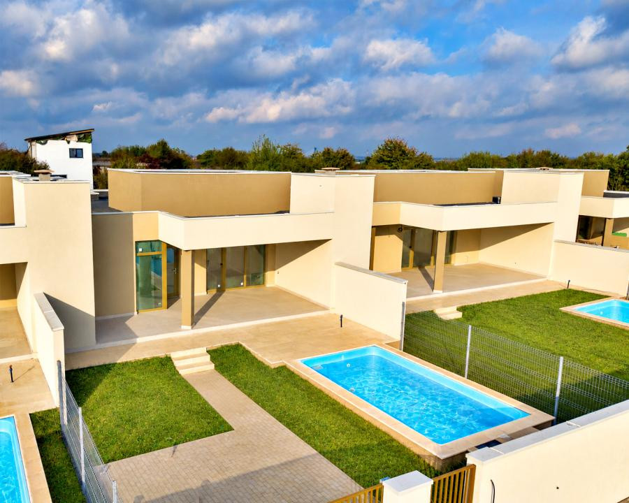 CASA TA LA MARE: PE PARTER, CU PISCINĂ PRIVATĂ!