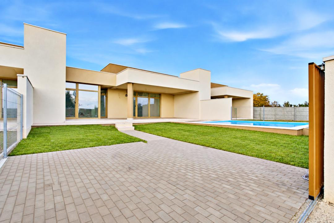 CASA TA LA MARE: PE PARTER, CU PISCINĂ PRIVATĂ!
