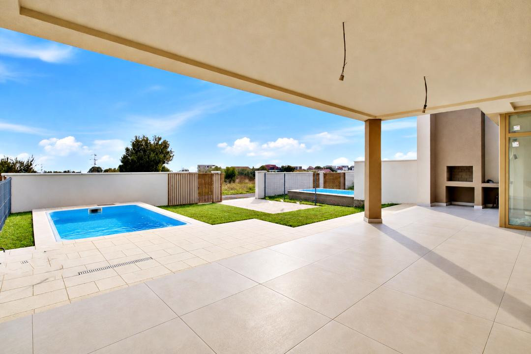 CASA TA LA MARE: PE PARTER, CU PISCINĂ PRIVATĂ!