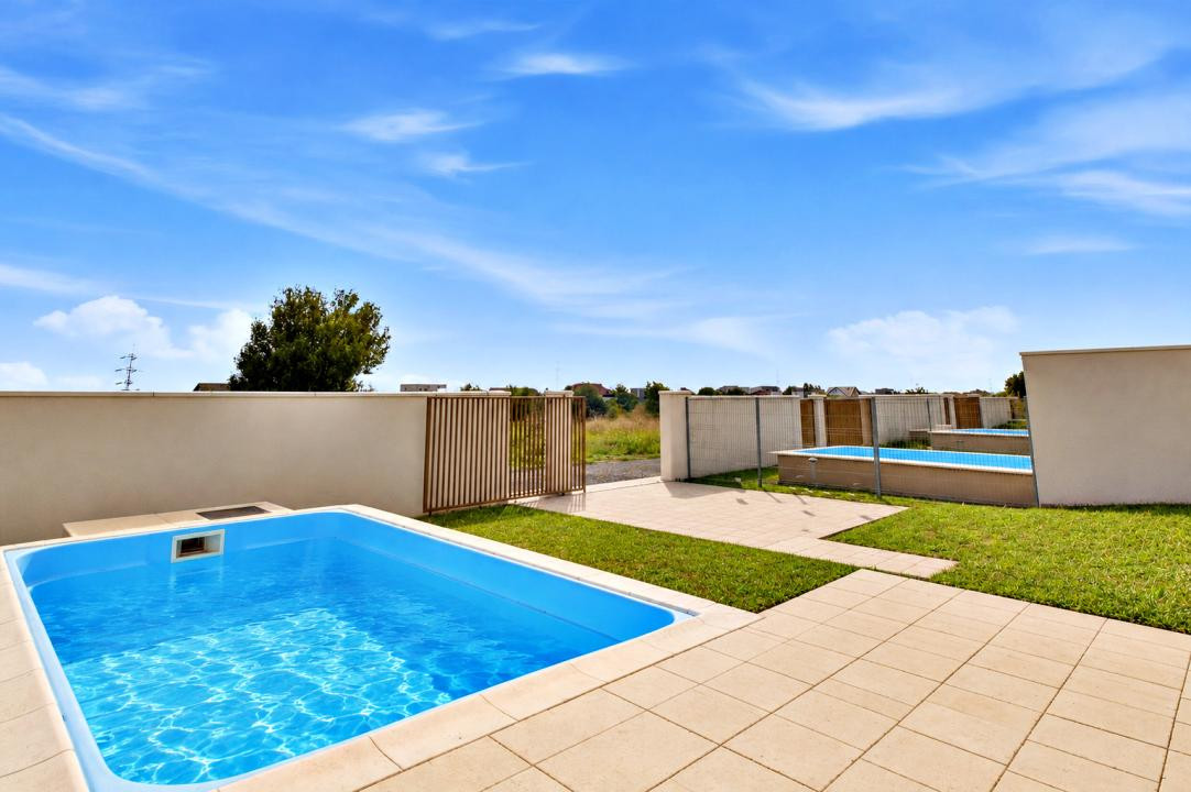 CASA TA LA MARE: PE PARTER, CU PISCINĂ PRIVATĂ!