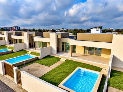 CASA TA LA MARE: PE PARTER, CU PISCINĂ PRIVATĂ!