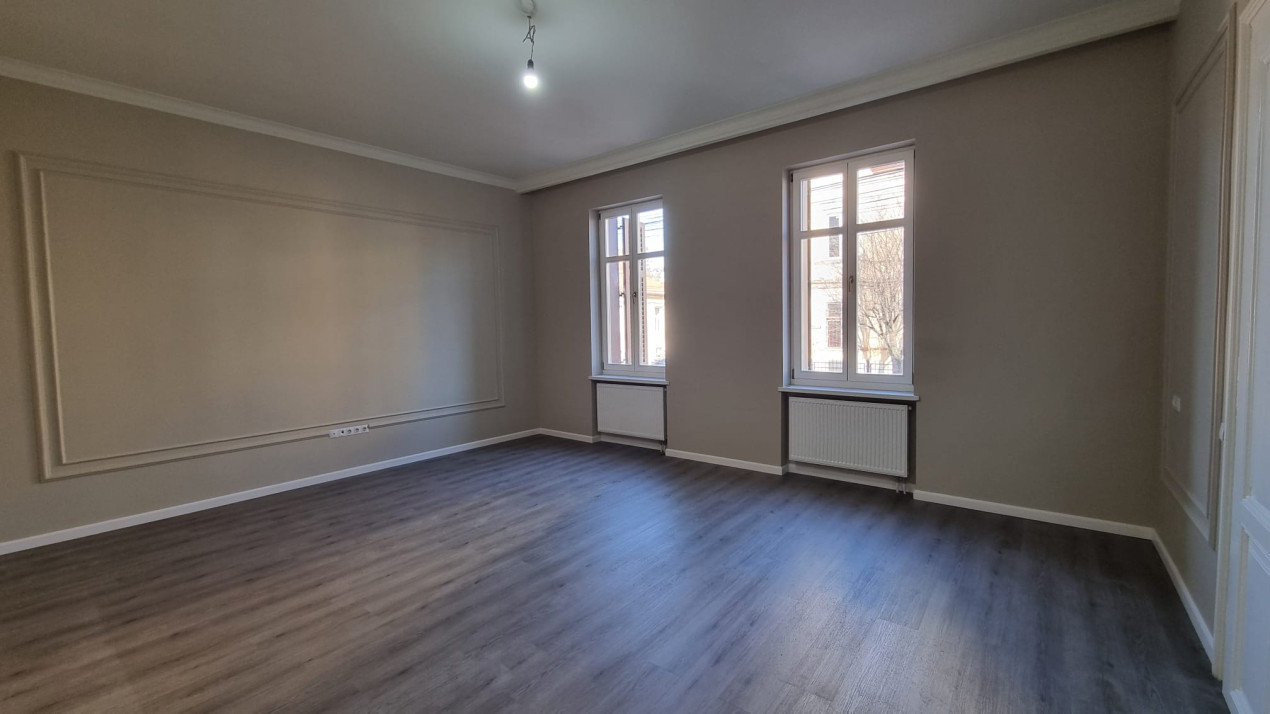 Apartament la casa de vanzare in zona ultra centrala!