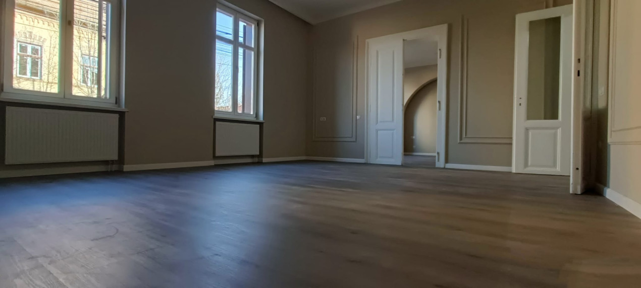 Apartament la casa de vanzare in zona ultra centrala!