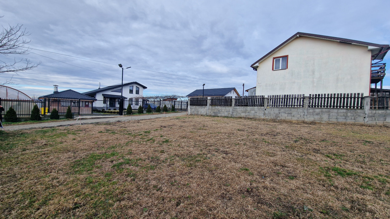Teren intravilan, deschidere 18 ml, intre case, Malu Mare langa lac