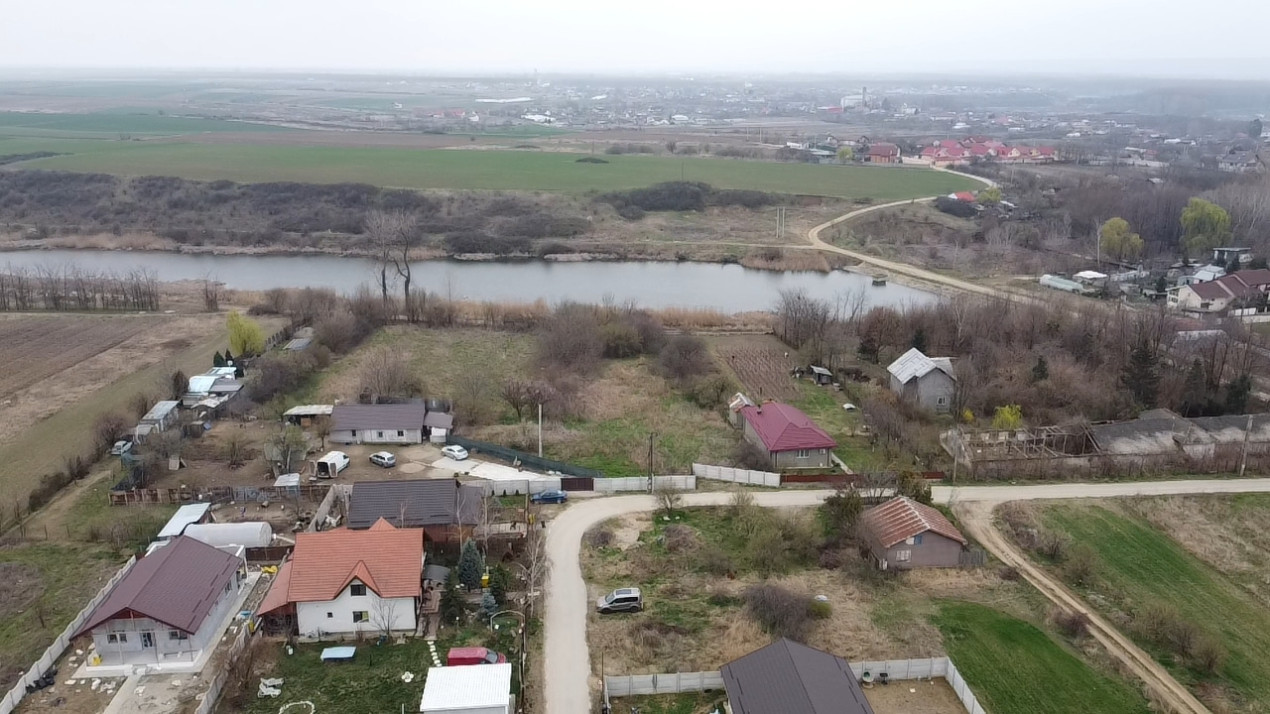 Teren intravilan, deschidere 18 ml, intre case, Malu Mare langa lac