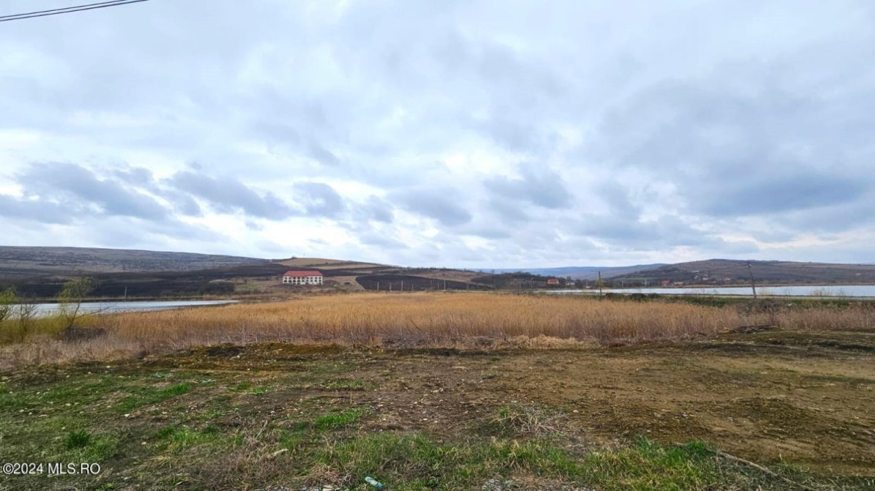 0% Comision. Teren construibil, cu panoramă la lac și utilități, Câmpenești