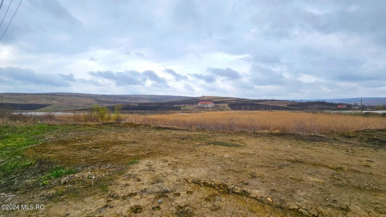 0% Comision. Teren construibil, cu panoramă la lac și utilități, Câmpenești