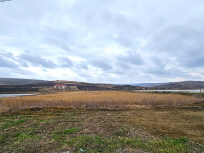 0% Comision. Teren construibil, cu panoramă la lac și utilități, Câmpenești