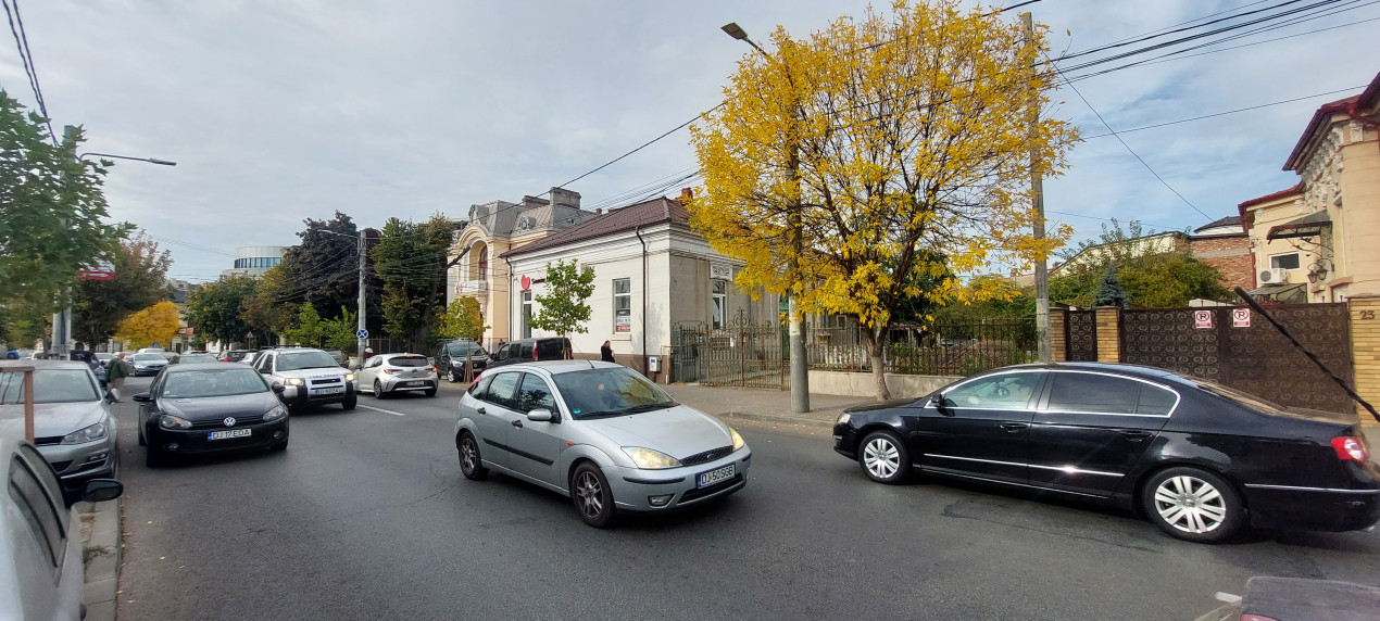 Spatiu comercial str Carol, plus beci si camere depozitare