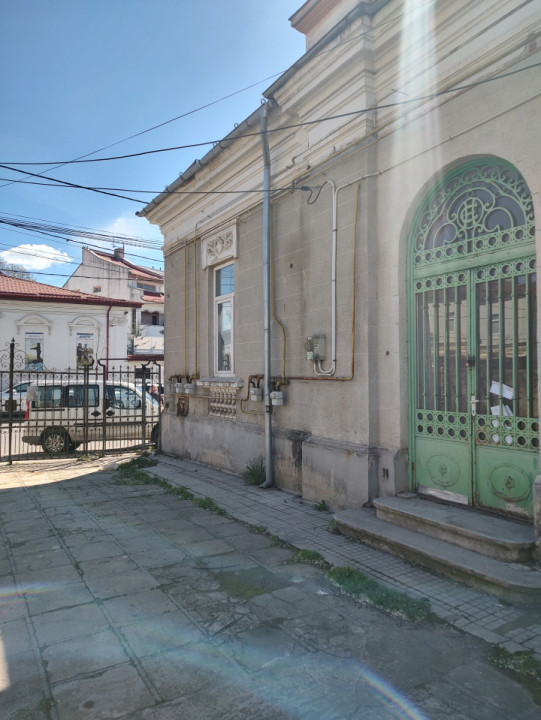 Spatiu comercial str Carol, plus beci si camere depozitare