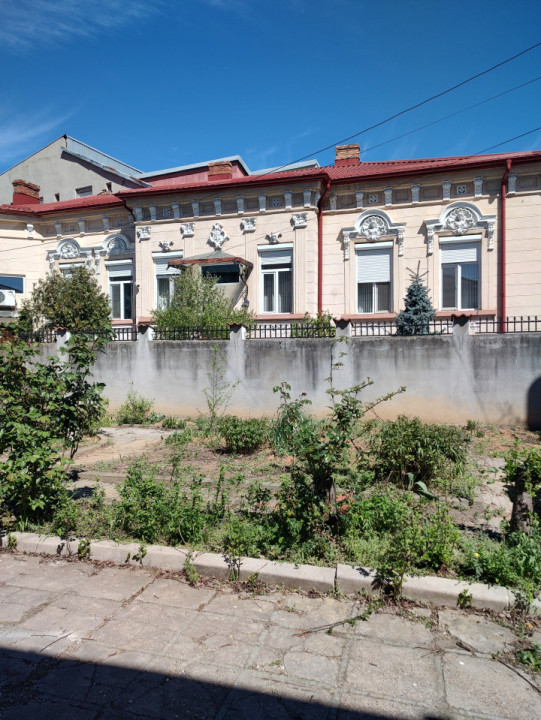 Spatiu comercial str Carol, plus beci si camere depozitare