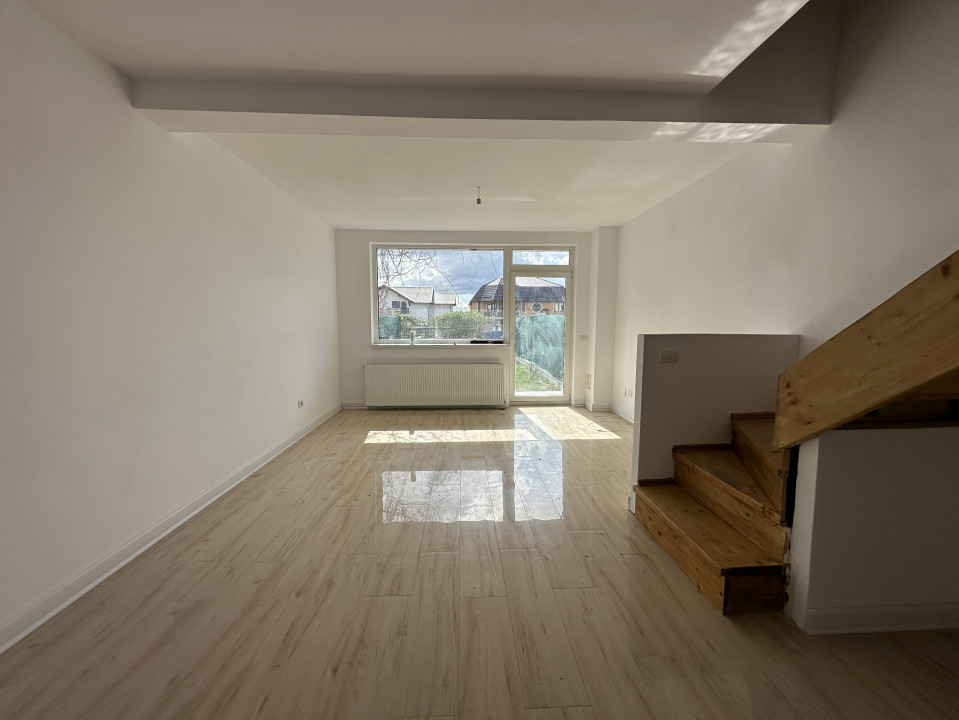 Casă cu 4 Camere, Curte și Terasă Panoramică