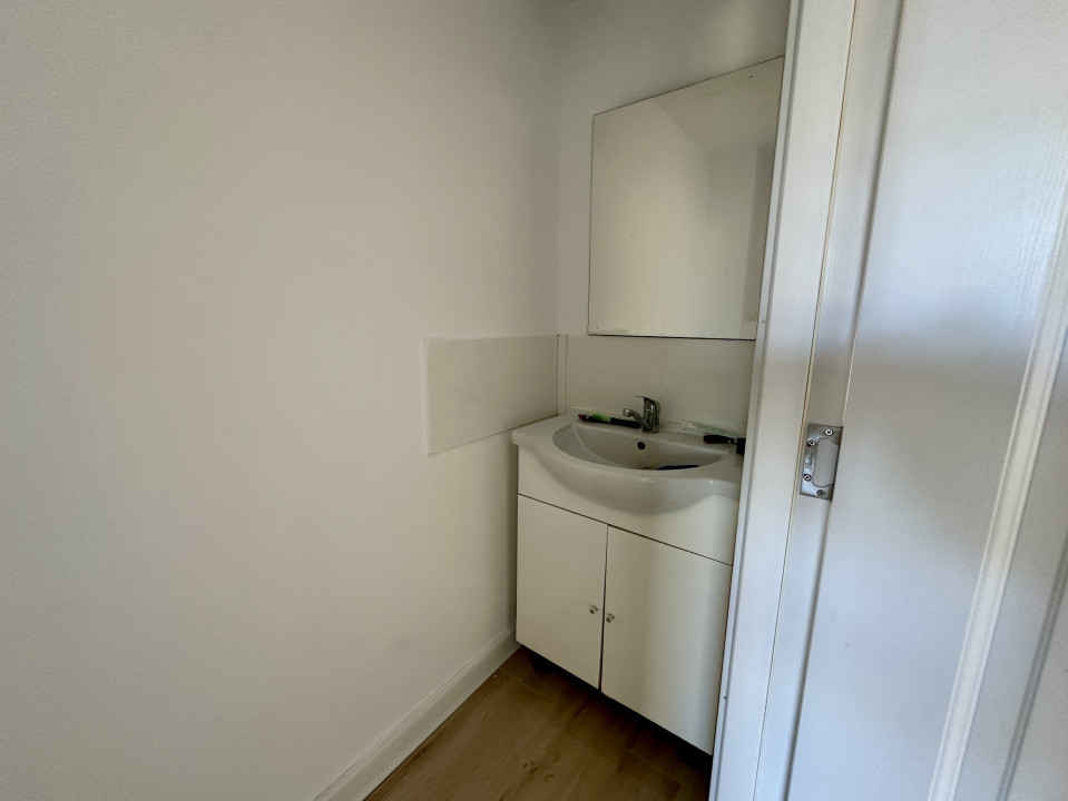 Casă cu 4 Camere, Curte și Terasă Panoramică