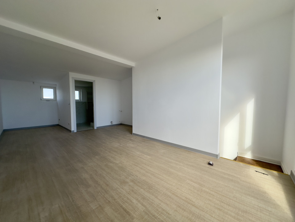 Casă cu 4 Camere, Curte și Terasă Panoramică