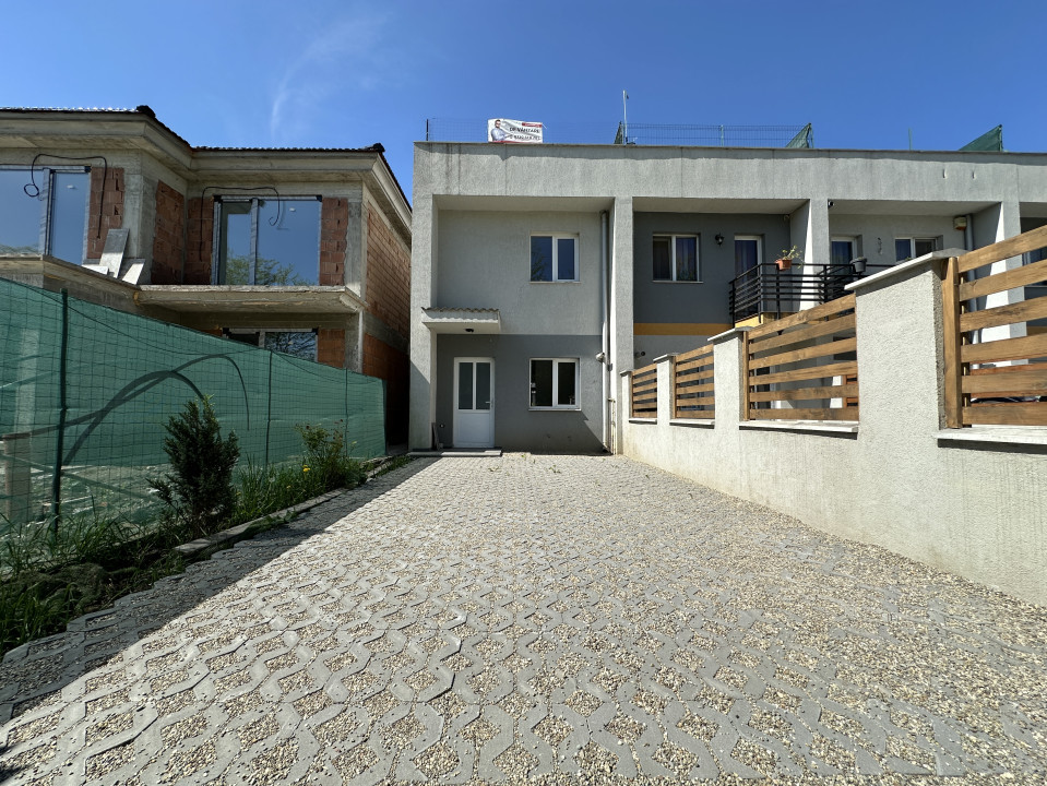 Casă cu 4 Camere, Curte și Terasă Panoramică