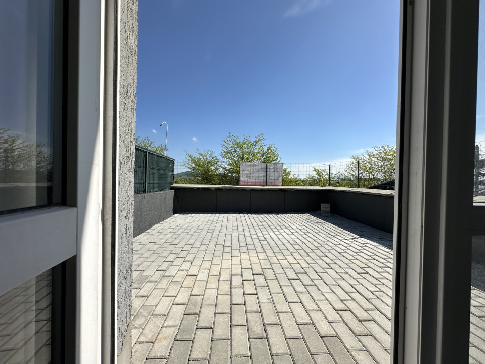 Casă cu 4 Camere, Curte și Terasă Panoramică