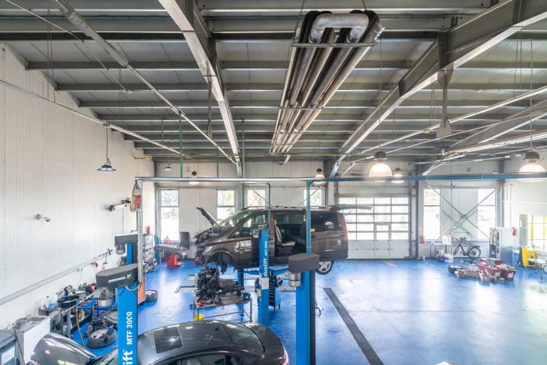 Showroom - Service auto cu structură metalică și dotări avansate 