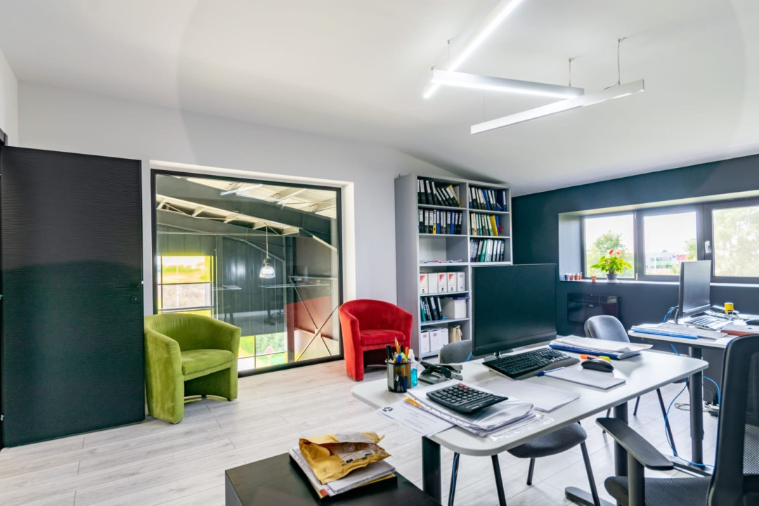 Showroom - Service auto cu structură metalică și dotări avansate 
